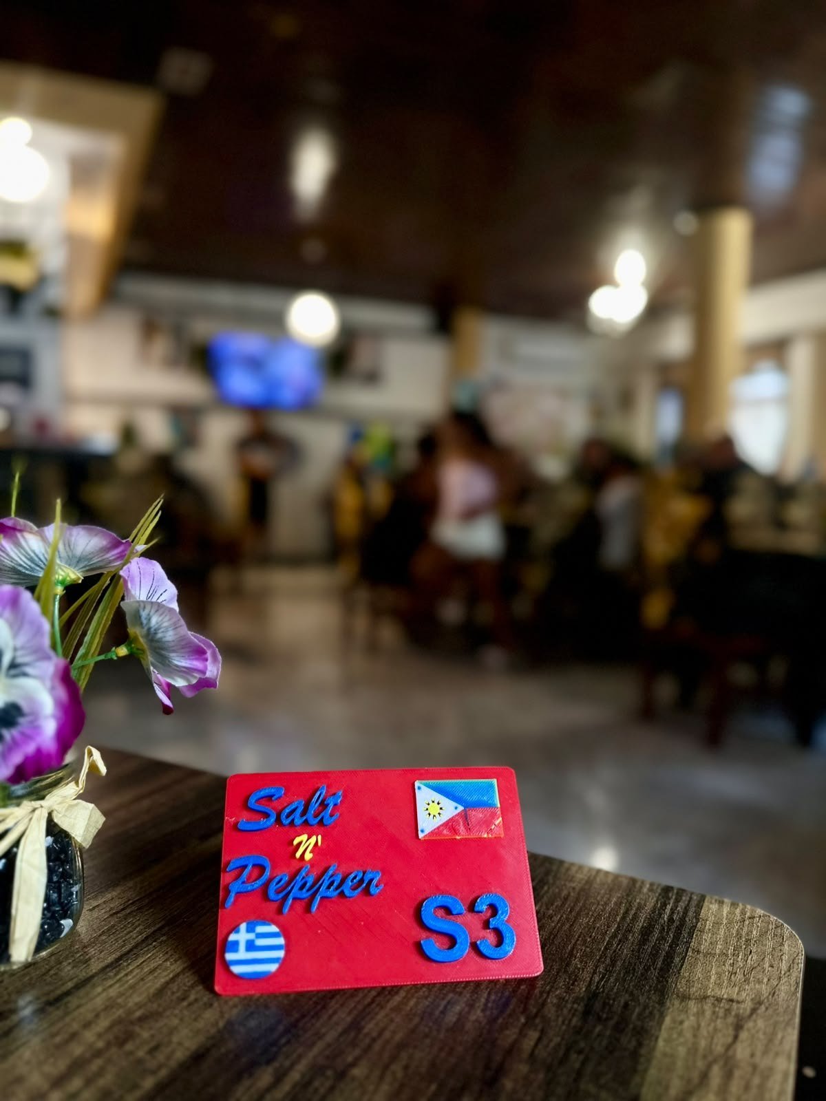 Table card with the Greek and Filipino flags